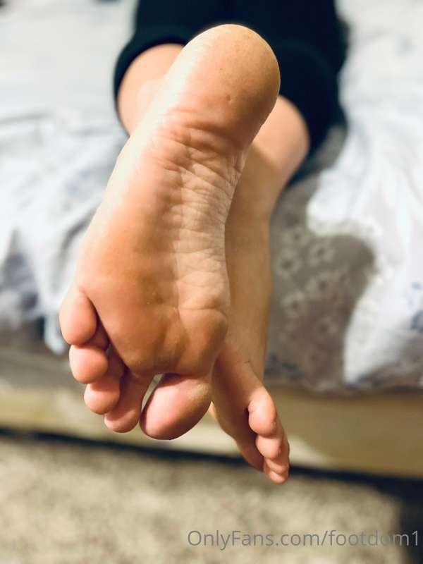 Just some random feet pictures. Enjoy.