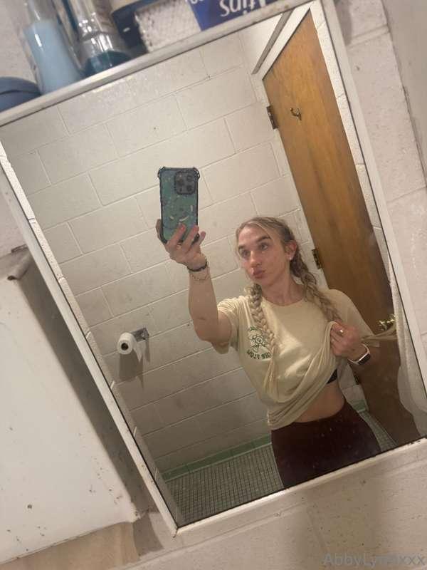  Bathroom tits in the dirty car shop 🐱😜