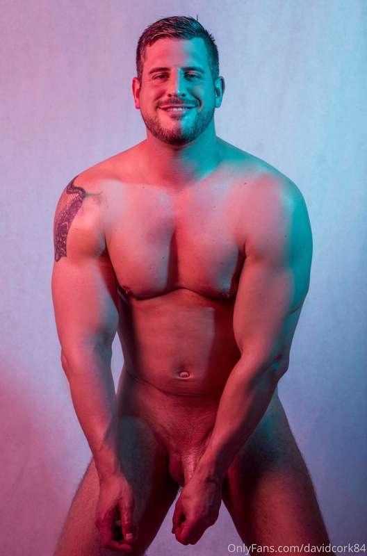 Aqui os dejo una foto aunque no salgo muy guapo .Tengo cara ..