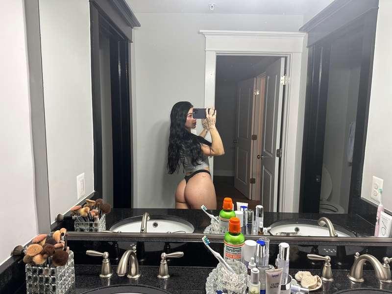 Happy Friday babes! 🍑