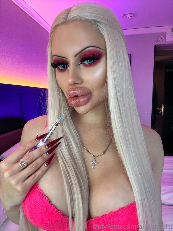 𝘽𝙄𝙂𝙂𝙀𝙎𝙏 𝙎𝙒𝙊𝙇𝙇𝙀𝙉 𝙇𝙄𝙋𝙎 🤍💉Lips close up🔝💦 Duck face 🦆Applying g..