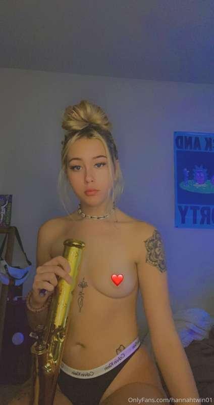 Wanna see me hurt my bong baby? 👑🔥