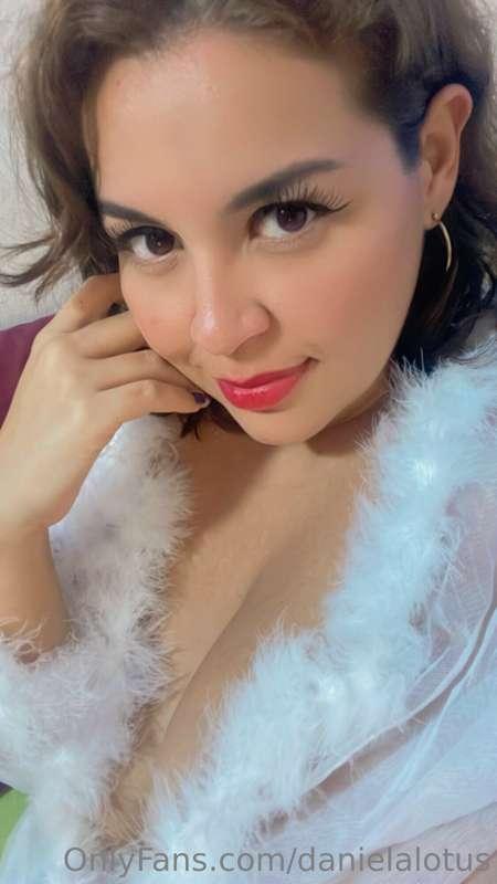 Do you like this white fur on me? Or do you like it more rem..
