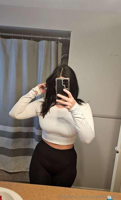 Get through that midweek sadness with my plump 🍑 😈 hehe happ..