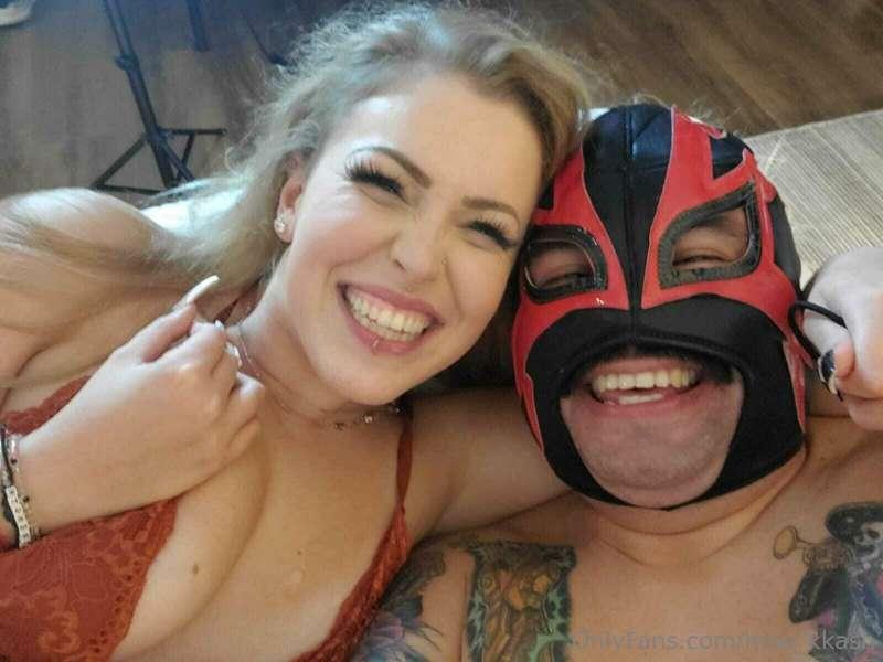 I am releasing "Porno Libre" Look for it in your Dms!!! I sp..