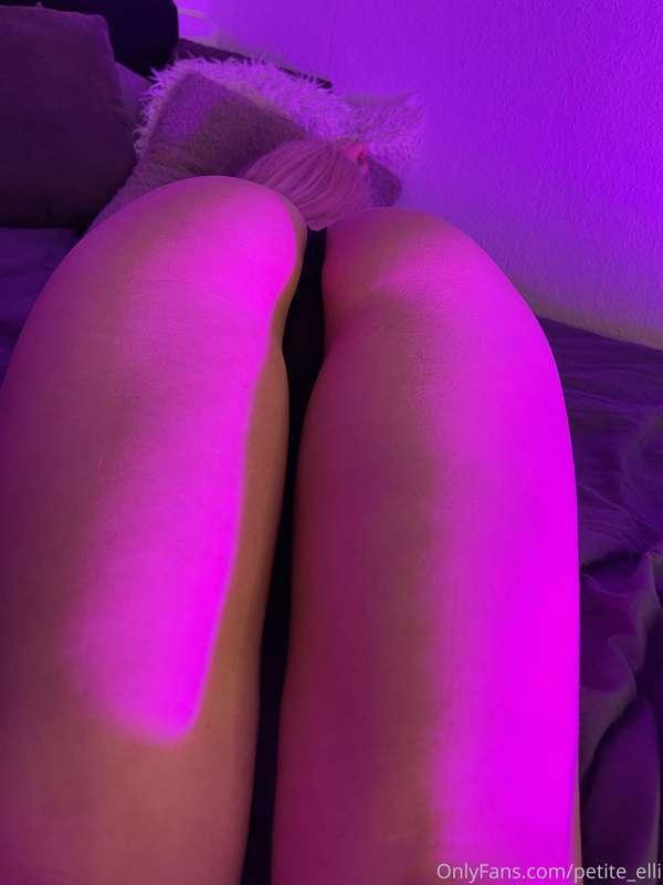 Einfach den Tanga zur Seite schieben und los gehts.. 😈

-

J..