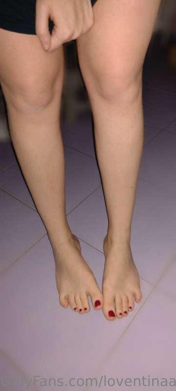 amo la mia nuova pedicure... mi dona proprio. 👣🩷🤭