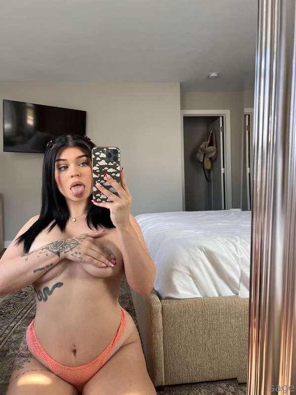 are you online? 😇 message me “bubbles” if you see this!