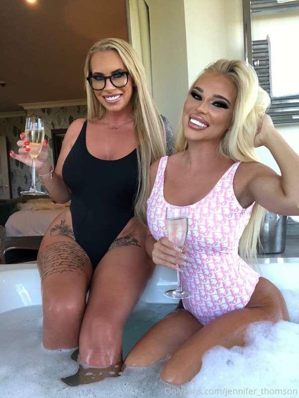 Lots of love from me and my beautiful girl @chloetami21 🖤💗