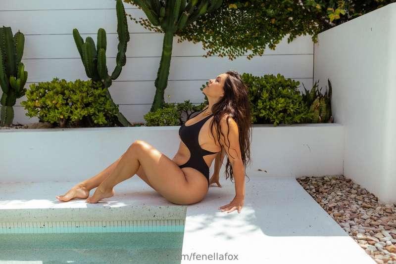 relaxing by the pool in the sun, what more could you want?! ..