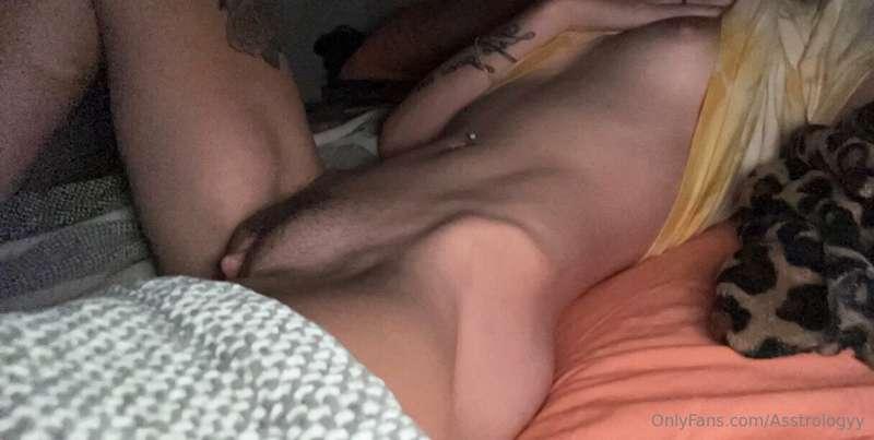 Rub your bussy against my clit, let’s bump pussies! 😍