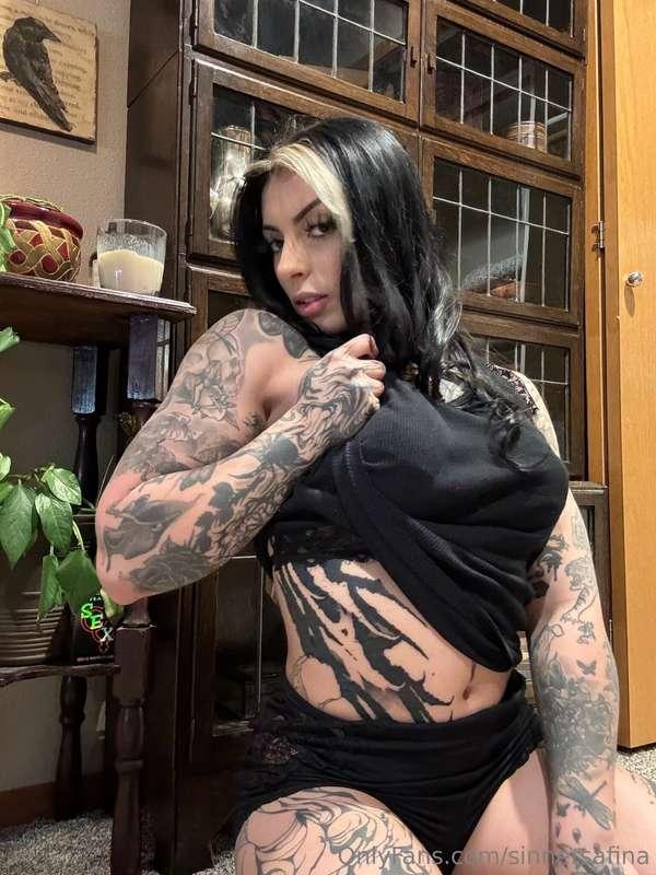 Guess what’s in my glass for a freebie😈🤞🏻