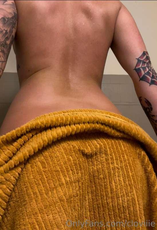 Swipe to drop the towel 🥵
Want the full video? Sending now w..