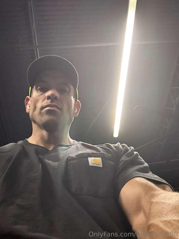 POV: you see me in the gym and immediately get on the floor ..