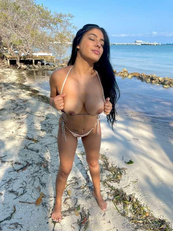 I am very naughty on the beach 😏👙🍋🍋🌮⛅️