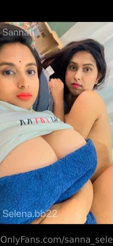 Sana is bra less selena is nuude 🙈