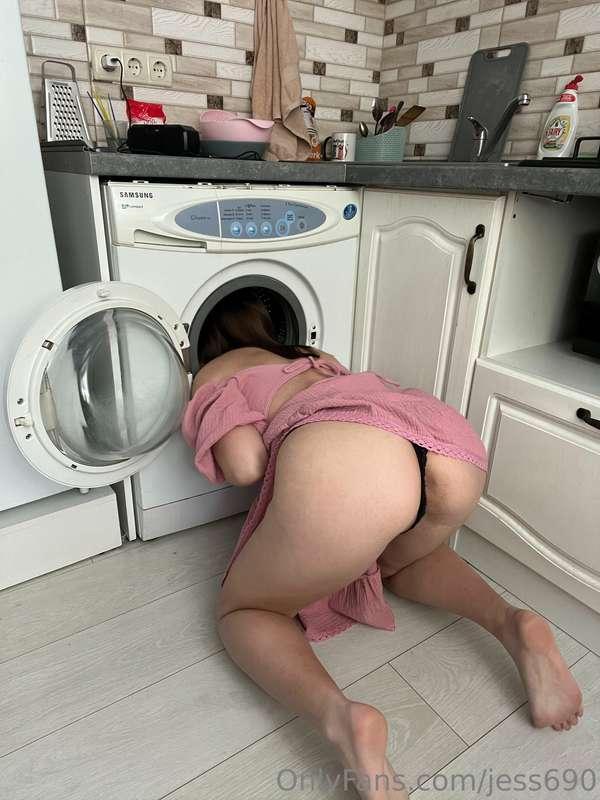help me get out of this machine?! Im stucked😥😥😥