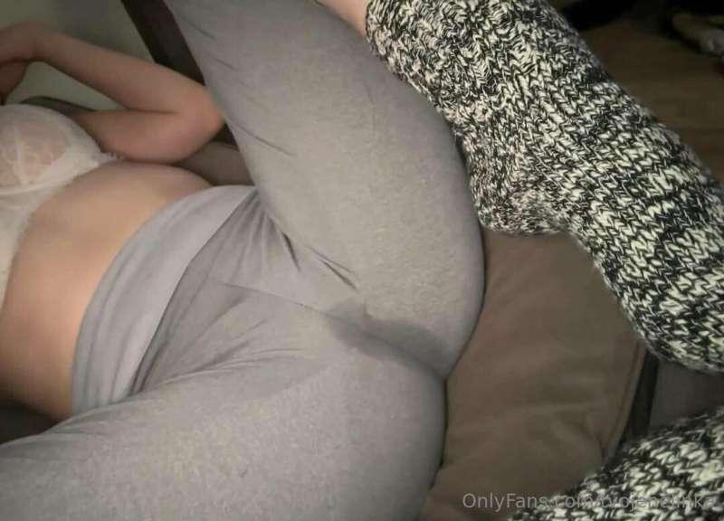 Jsem úplně dneska nadržená, co ty? Napiš mi 💦