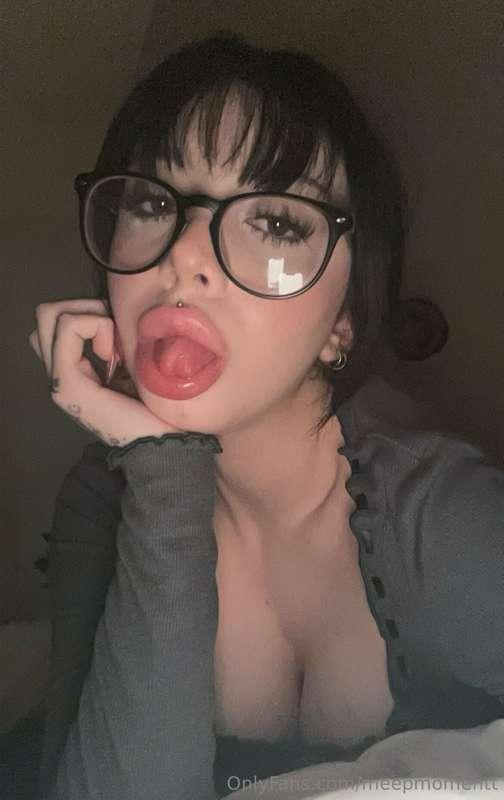 want to feel these sexy lips and tongue wrap and play with y..