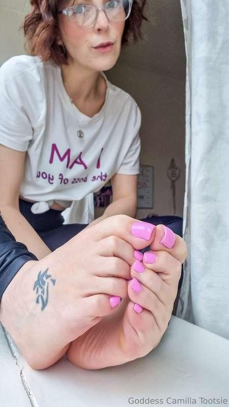 Insert your dick here 👣🍆💦 I like to grip nive a tight 😈 no o..