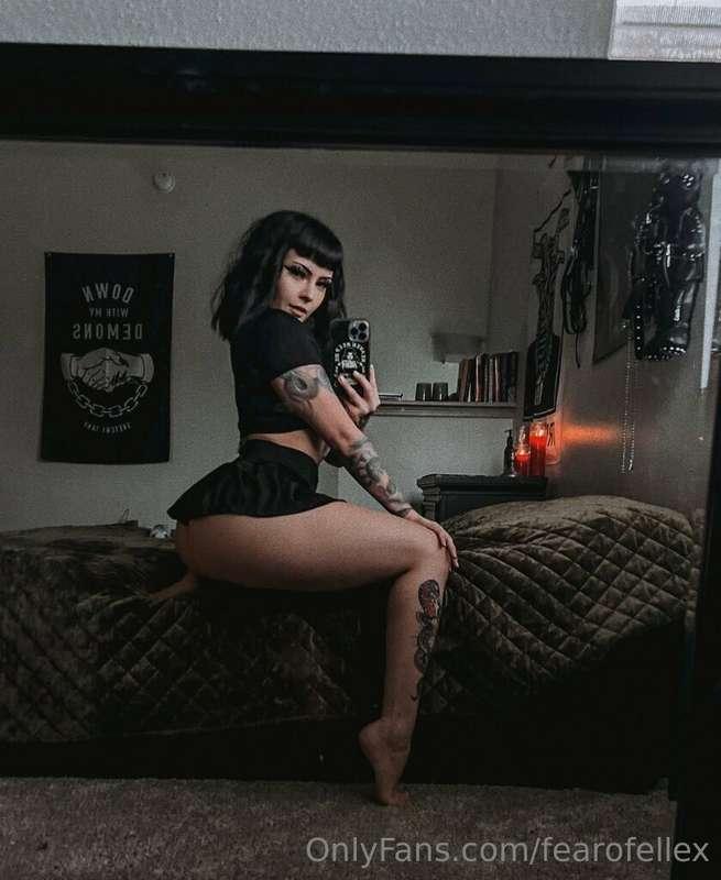 Cumming my way into the new year 🖤