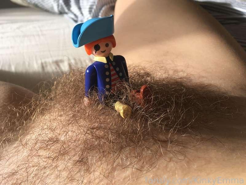 My little friend has now found my big bush to play in. Wanna swap places? 

#hairypussy #hairybush #hairy #funny #cute #toy #macrophilia #giantessfetish #giantess 