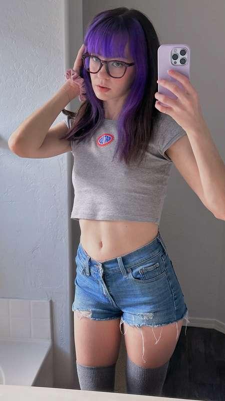 tight jean shorts + my favorite crop top 🐰🥰