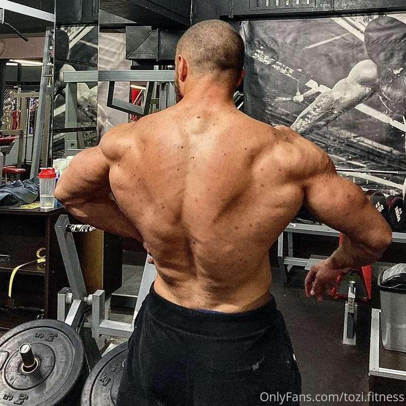 Want to touch that back? 😁👀😈