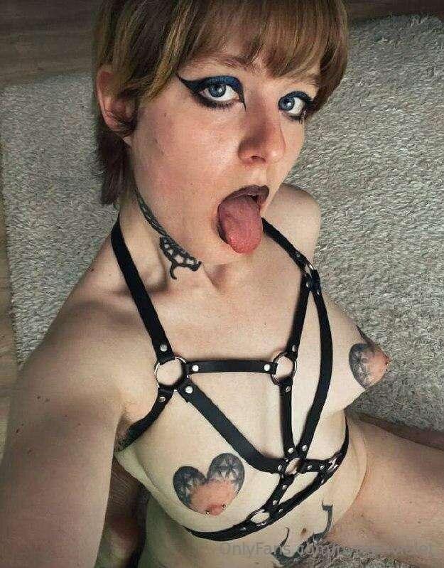 * A tame whore who wants extreme 😛 * @lizzzutka @lizzzutka I..