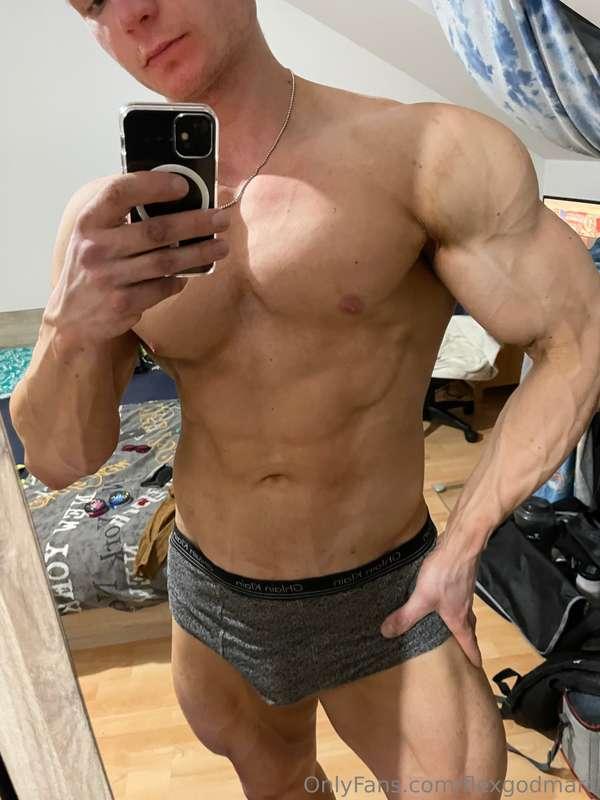 Pumped muscle god😈Send me a msg for custum videos !Also send..