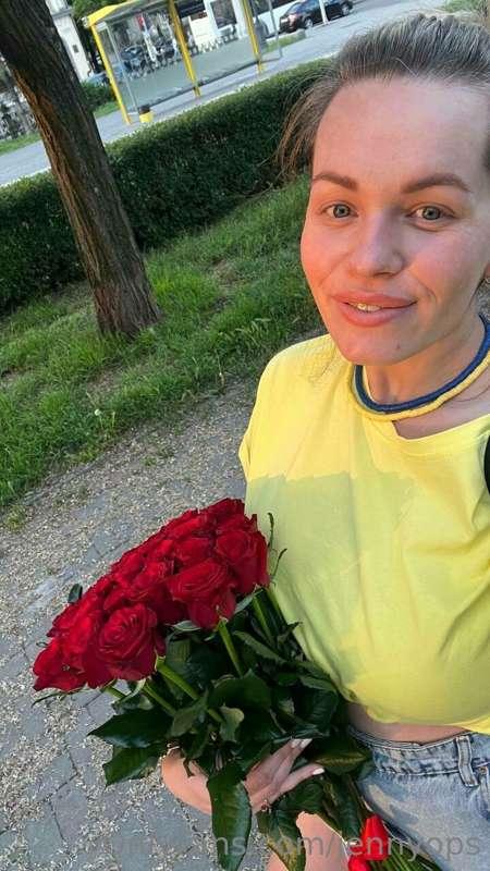 I love it when a man gives flowers! It makes me feel loved a..