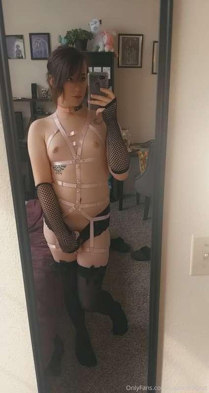 Strappy and sassy >:3