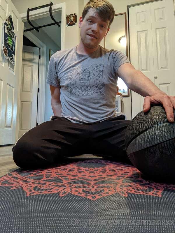 Just getting more comfortable for my leg day stretches 🦵🍑🔥