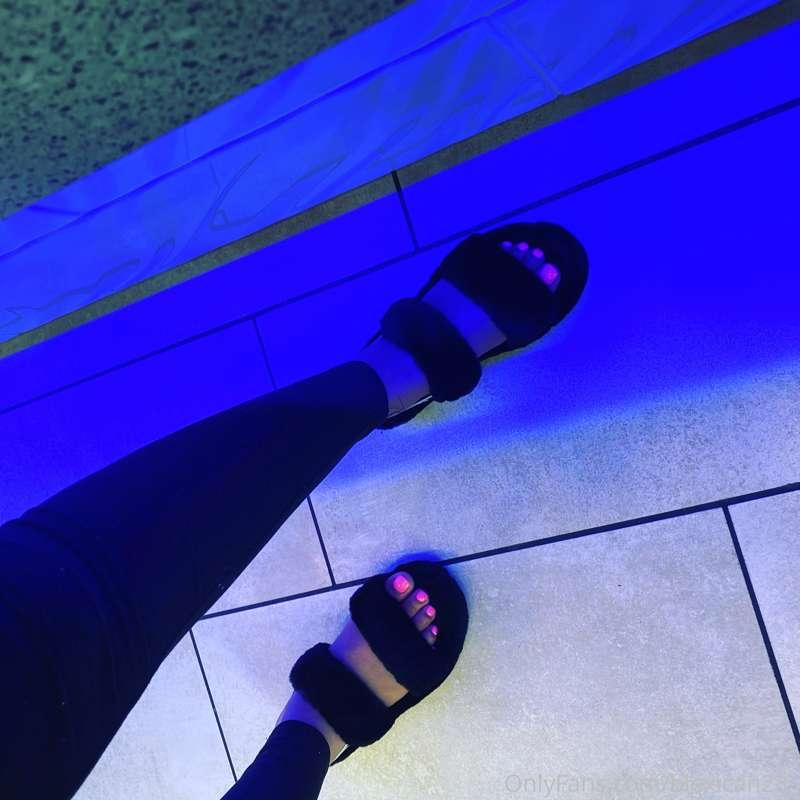 On the go 🤫👣💅💰💋🚨Dm me😜