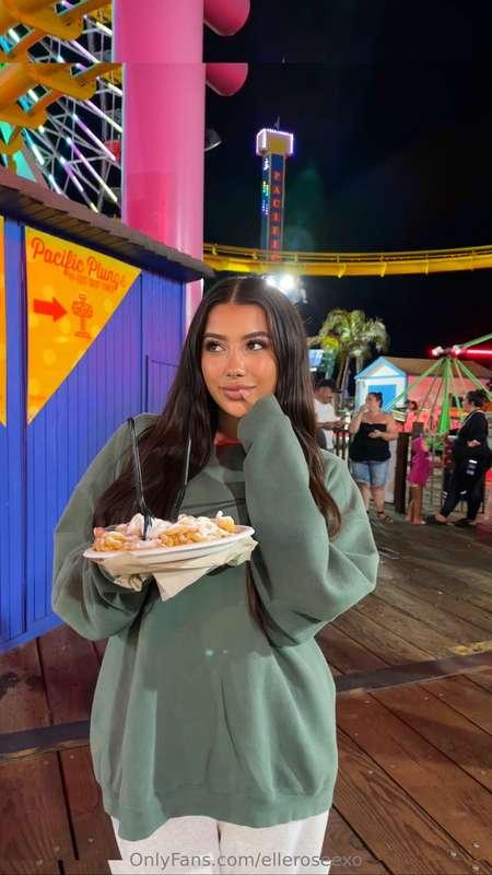 Hmmm.. should I share this funnel cake?🍴