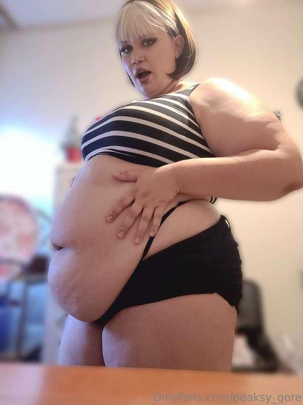 I've been pigging out soooo much😰  Wanna feed me more?😋🔥🩷