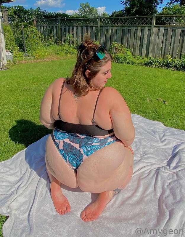 My ass is so pale in comparison to everything else 🫣