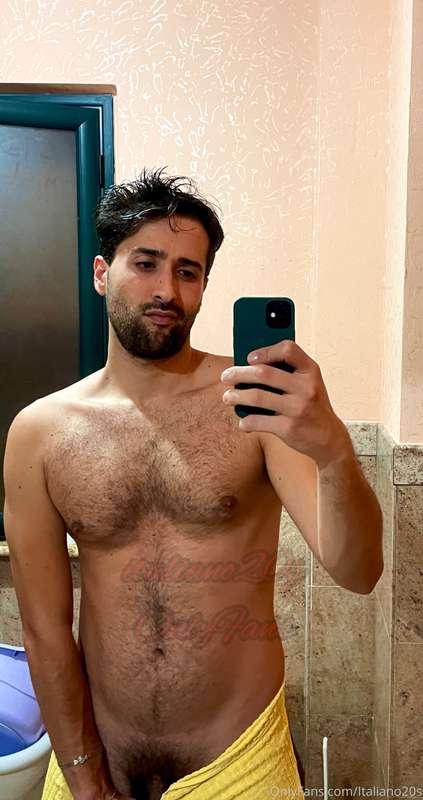 🇮🇹 Sexy non lo so, ma il taglio di capelli urge certamente 😁..