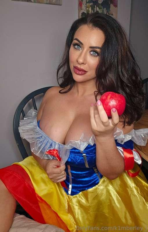 Check out my BRAND NEW snow white video 🥰