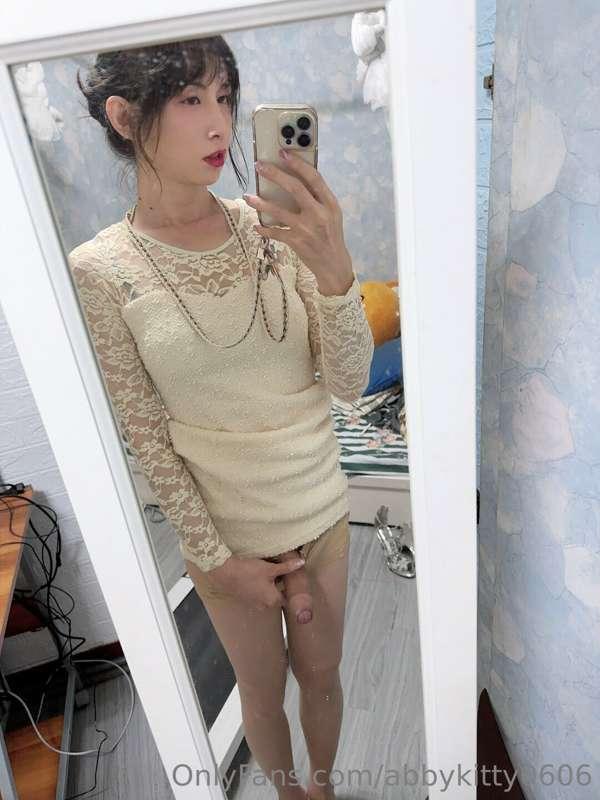 I wearing pantyhose and stroking my girly dick
Do you like  ..