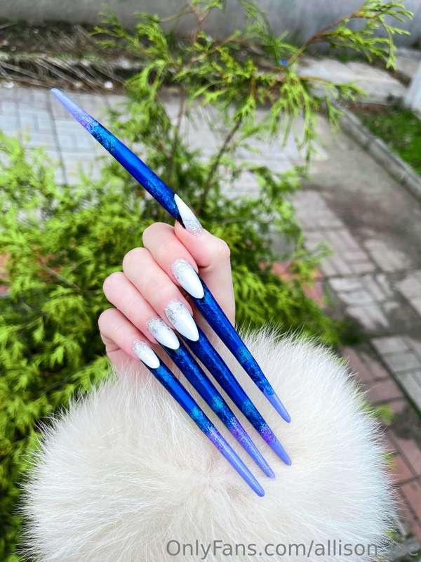 My very long new blue nails💙❄️