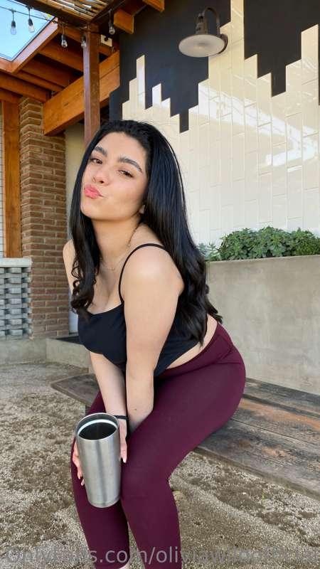 I need a kiss, would you volunteer? 

😜😘