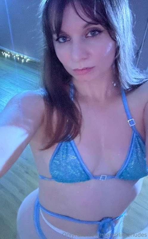 Had so much fun dancing tonight 🩵 Happy New Year’s Eve ✨