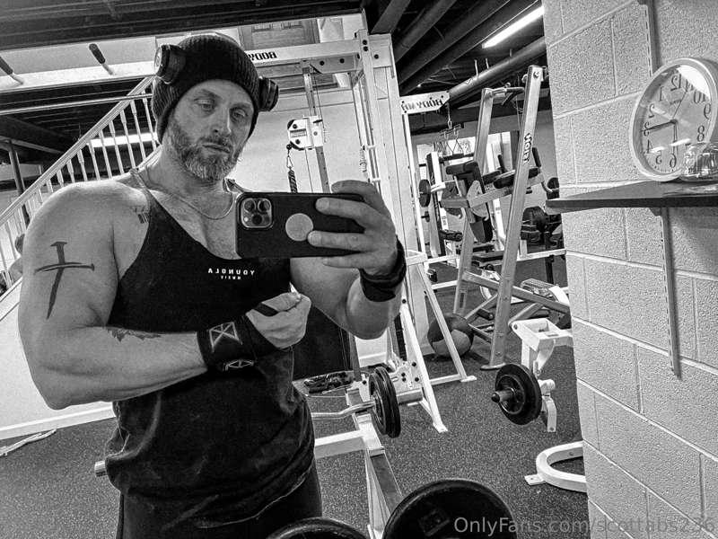 Gym therapy 😈💪🏻 #blacknwhite #fitdad