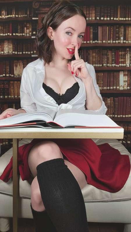 "Masturbate with Me in the Library" photo set.
I've had a fa..