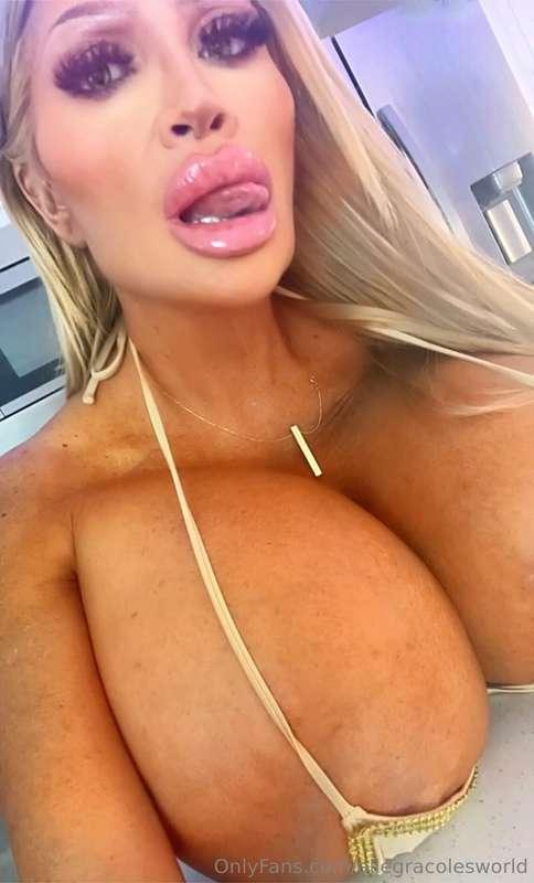 A lil Christmas gift in your DM’s… 😘