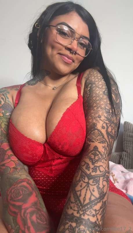 do you like tattooed girls with big tits? 😏
