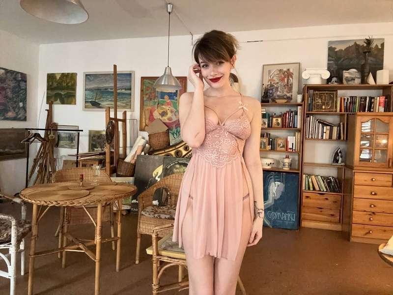 Do you like this aesthetic atmosphere?

#cute #sweet #teen #natural #dress #fyp #bigtits #retro #student #egirl