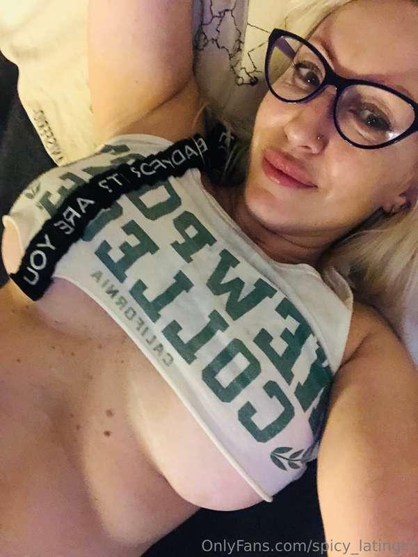 Laying on my bed🍒