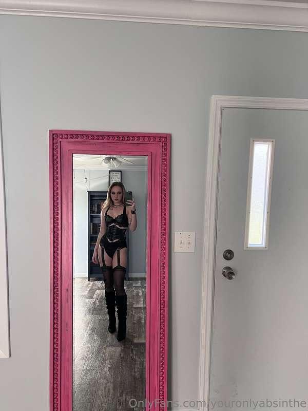 Would you be a good boy for mommy?? 😈 Let’s find out and see..